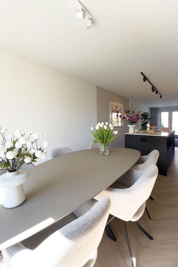 Eettafel in moderne woning met maatwerk interieurontwerp.
