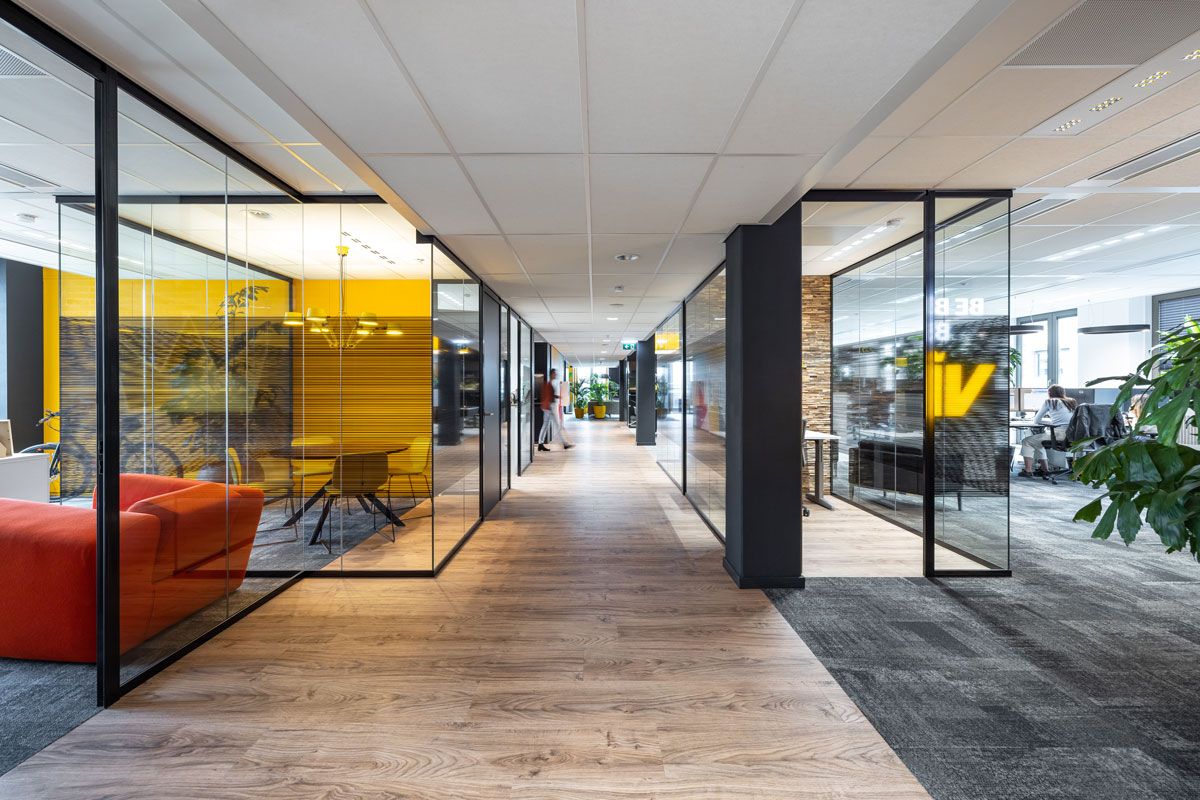 Interieurontwerp kantoorinrichting in industriële stijl voor de werkomgeving van VIP in Utrecht.