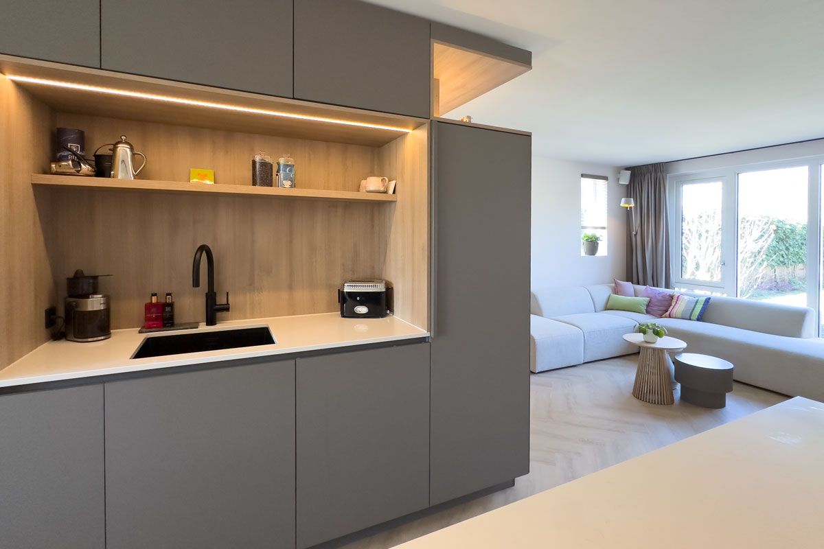 Keuken op maat met nis en geïntegreerde ledstrip.
