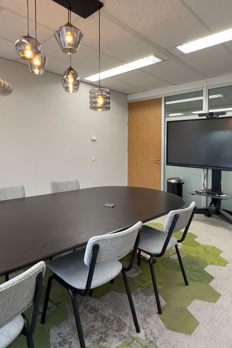 Ontwerp kantoorruimte voor HOD in Utrecht. Vergaderkamer met duurzaam tapijttegels.