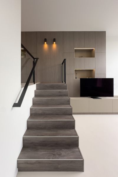 Interieur op maat met maatwerk kast en geïntegreerd tv-meubel in Amersfoort.