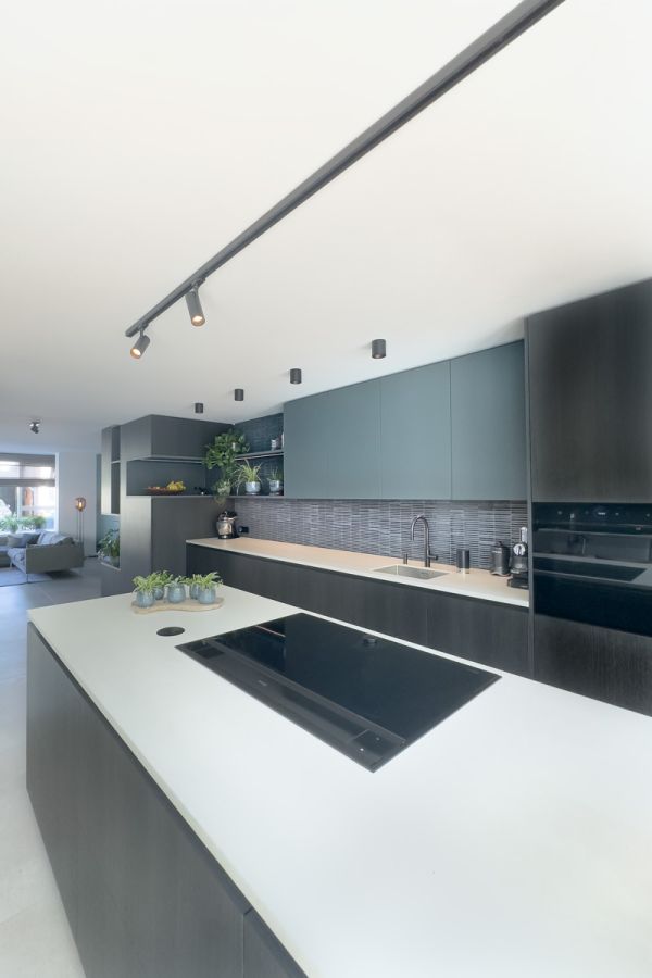 Kookeiland in keuken op maat met licht blad en donkere kasten.