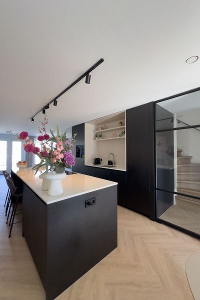 Maatwerk keuken met kookeiland, zwart keukendesign en geïntegreerde kasten